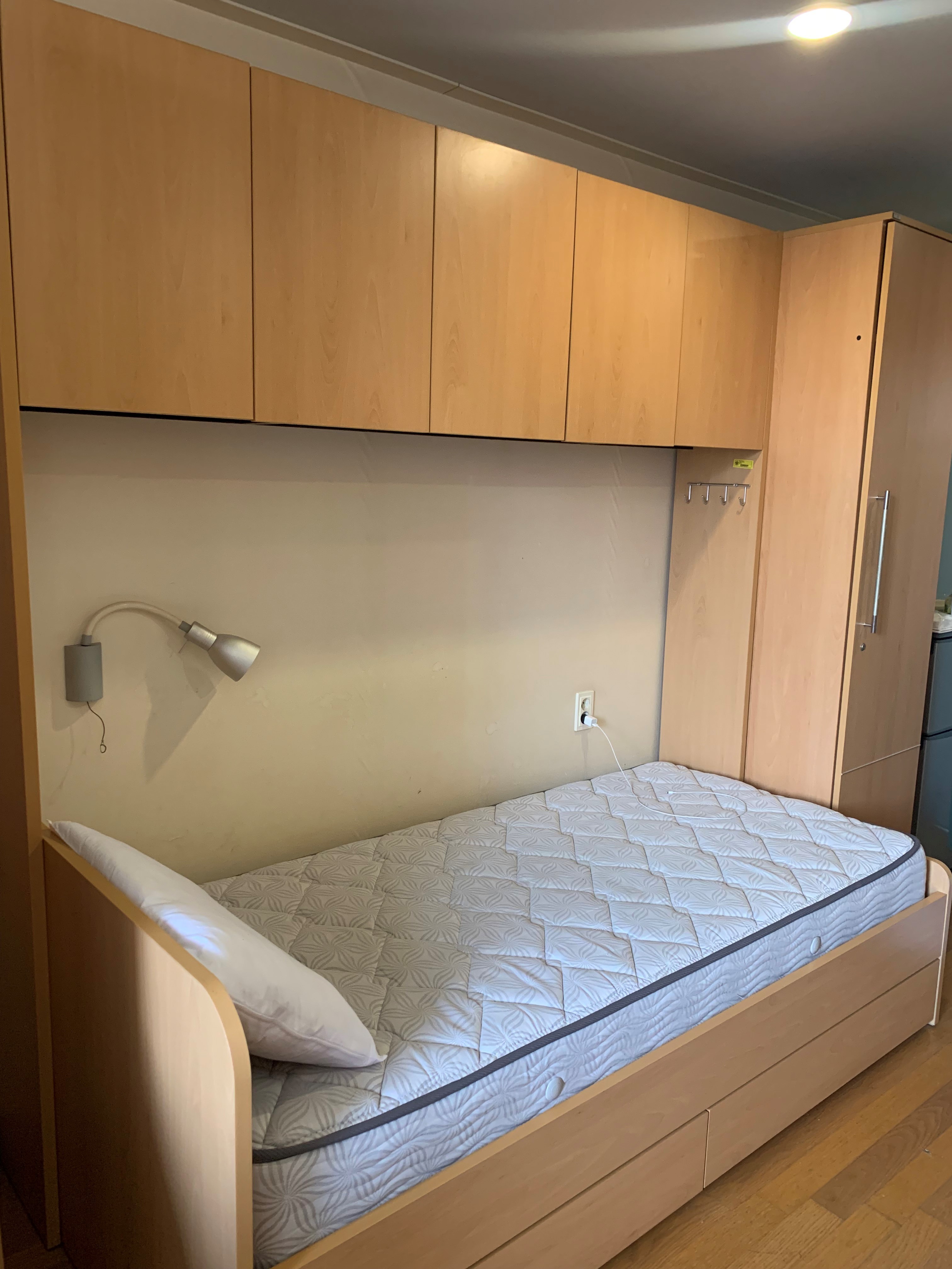 Picture of bedroom setup in dorm
